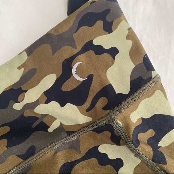 ☀️ SUMMER CLEARANCE ☀️ ZYIA | Camo Light n Tight leggings | Size 2 - Picture 5 of 7